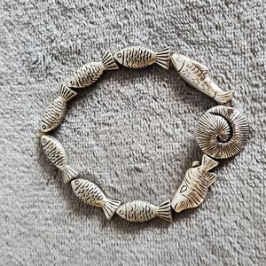 Charming Shell and 8 Fish Stretch Woman's or Girl's Wrist Bracelet, SIlver Tone